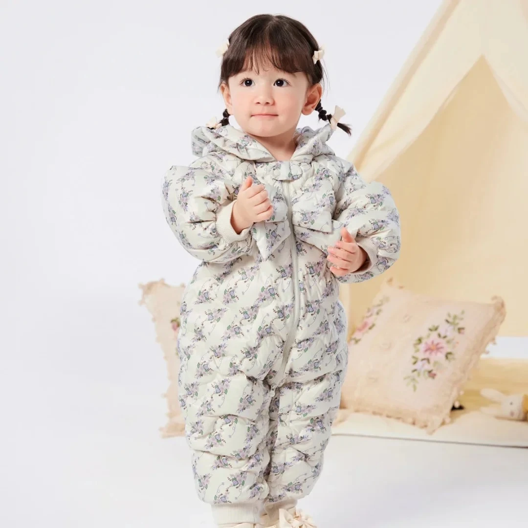 婴儿连体羽绒服冬季女宝宝外出服抱衣加厚哈衣蝴蝶结造型洋气爬服