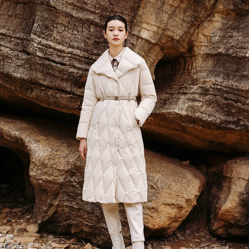 婉甸2024冬新品燕麦色长款羽绒服1234D26DS4