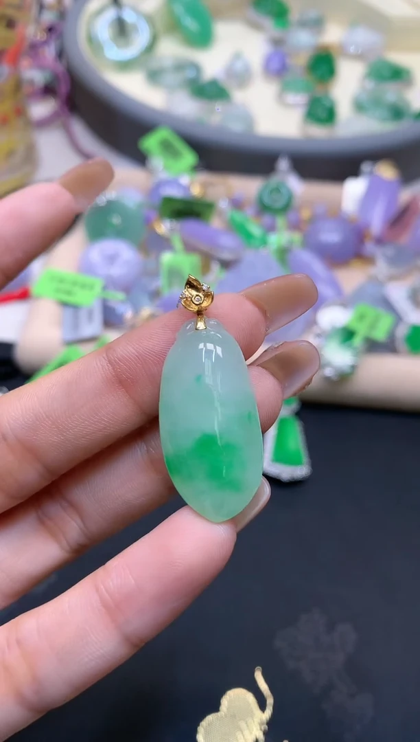 【闪购商品】翡翠颈饰18K金镶嵌福瓜