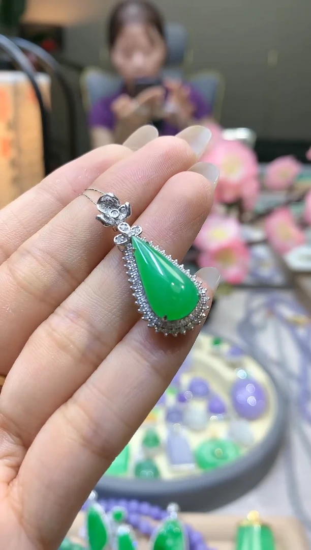 【闪购商品】翡翠颈饰18K金镶嵌水滴