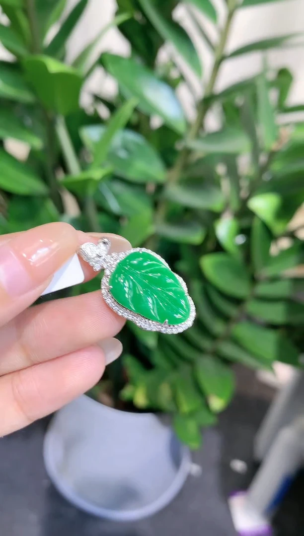【闪购商品】翡翠颈饰18K金镶嵌叶子