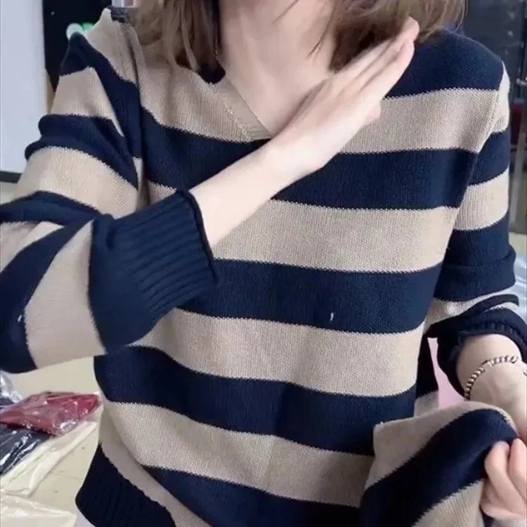 大码女秋冬毛衣韩版宽松显瘦慵懒高档条纹v领洋气百搭休闲针织衫