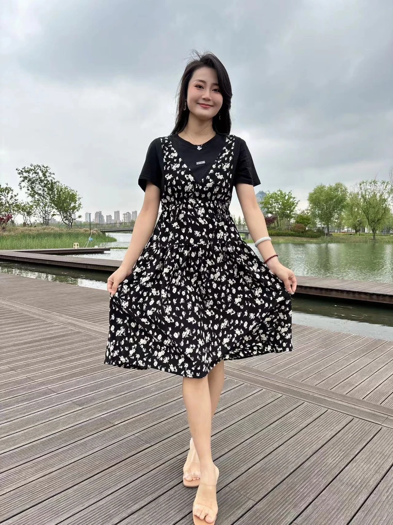 2025高级感显瘦印花薄款遮肉背带裙夏季短袖T假两件时尚连衣裙