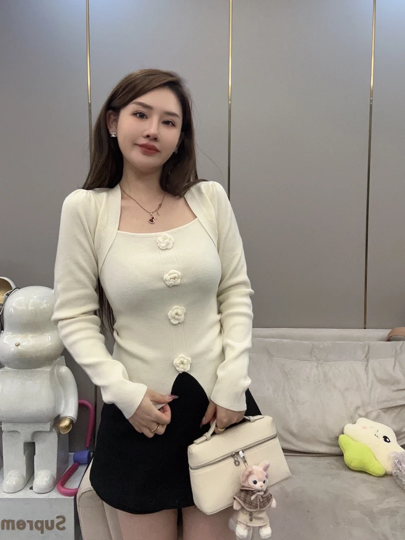 TJ！「秋爽午后」新款秋冬季法式立体花花白色上衣