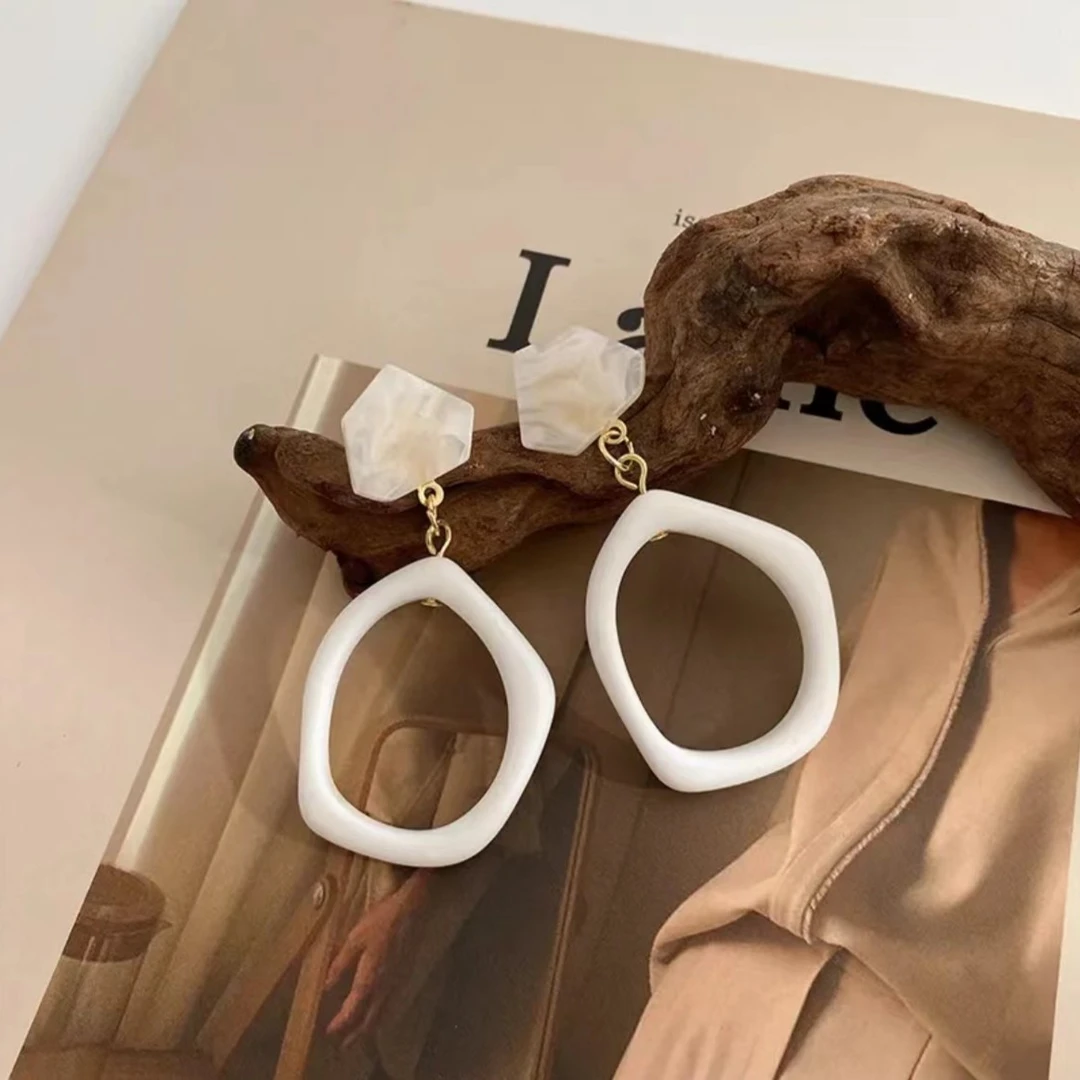 钛钢耳饰 新款气质法式百搭时尚不规则港风白色耳环显瘦女款耳饰