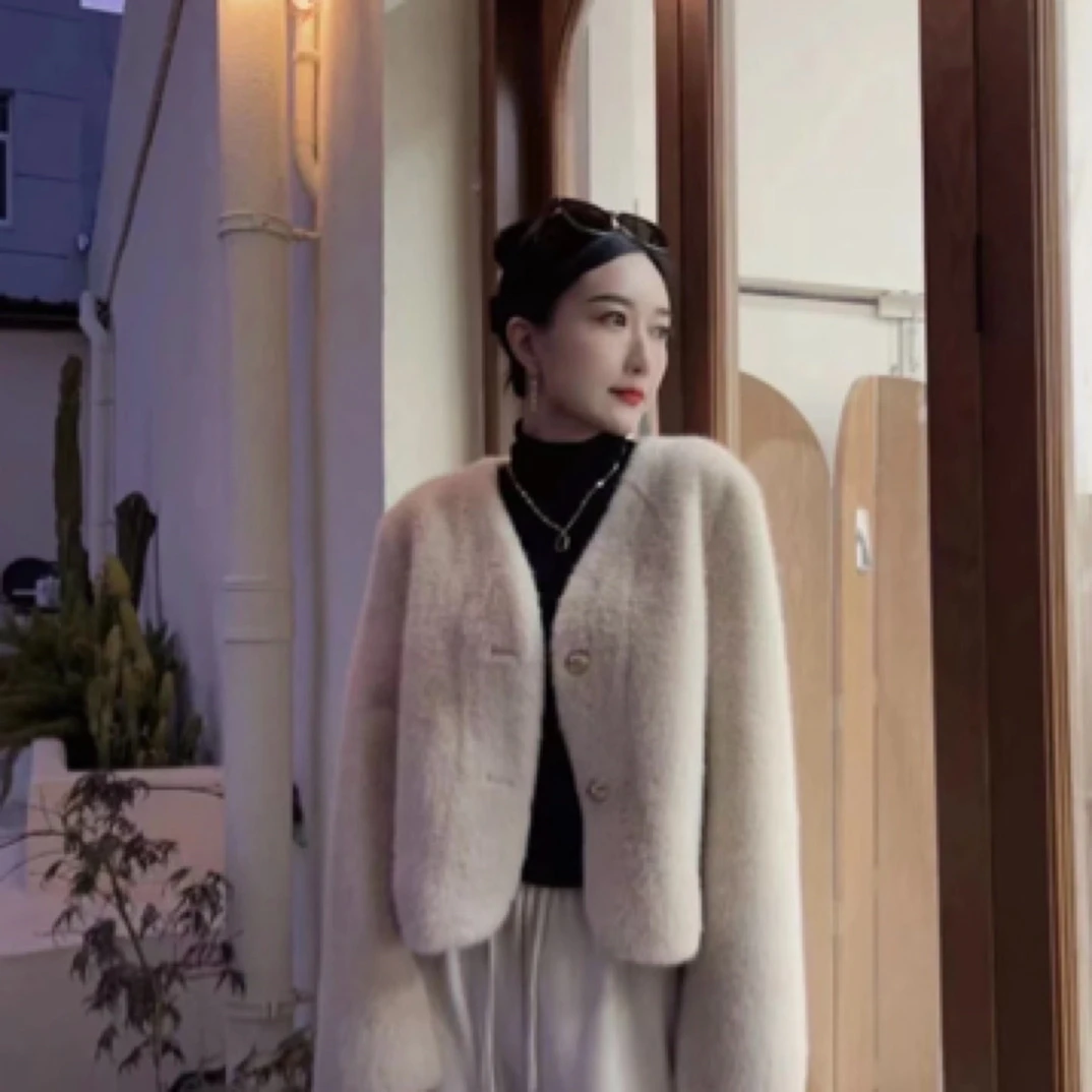 冬季新款加厚皮绒一体短款外套v领时尚百搭显瘦小香风貂绒女款