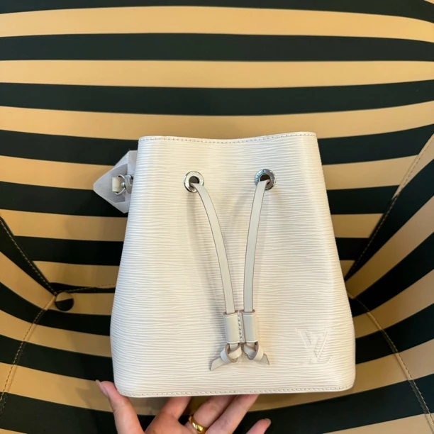 95新 LouisVuitton/路易威登 LV/米白色水波纹水桶包/送中检