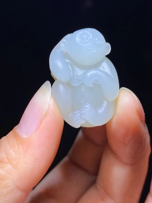 新疆和田玉雕刻猴如意挂件