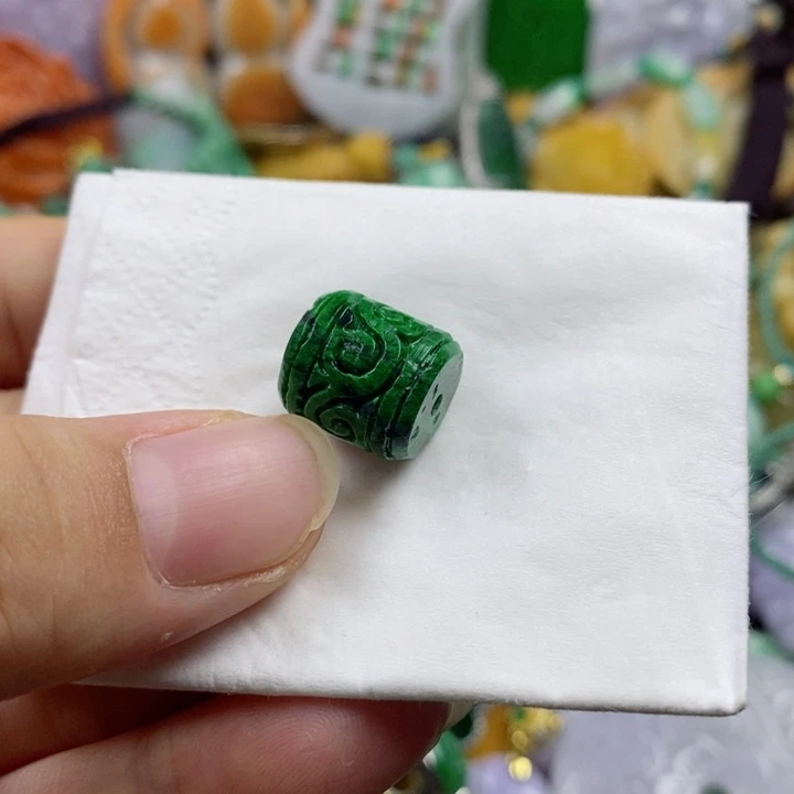 翡翠吊坠(赠链)未镶嵌