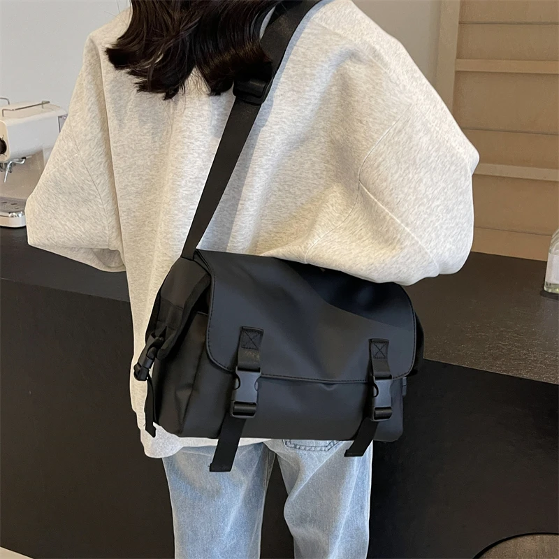 网红爆款2024新款工装小众邮差包斜挎单肩包潮牌休闲百搭男女时尚