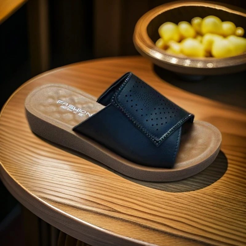 2025夏季时尚休闲软底软面外穿平底露趾百搭真皮女士皮凉拖厚底