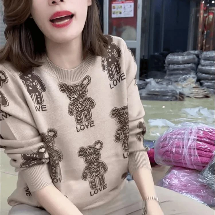 2024秋冬新款圆领卡通小熊烫钻设计针织衫女宽松显瘦减龄百搭毛衣