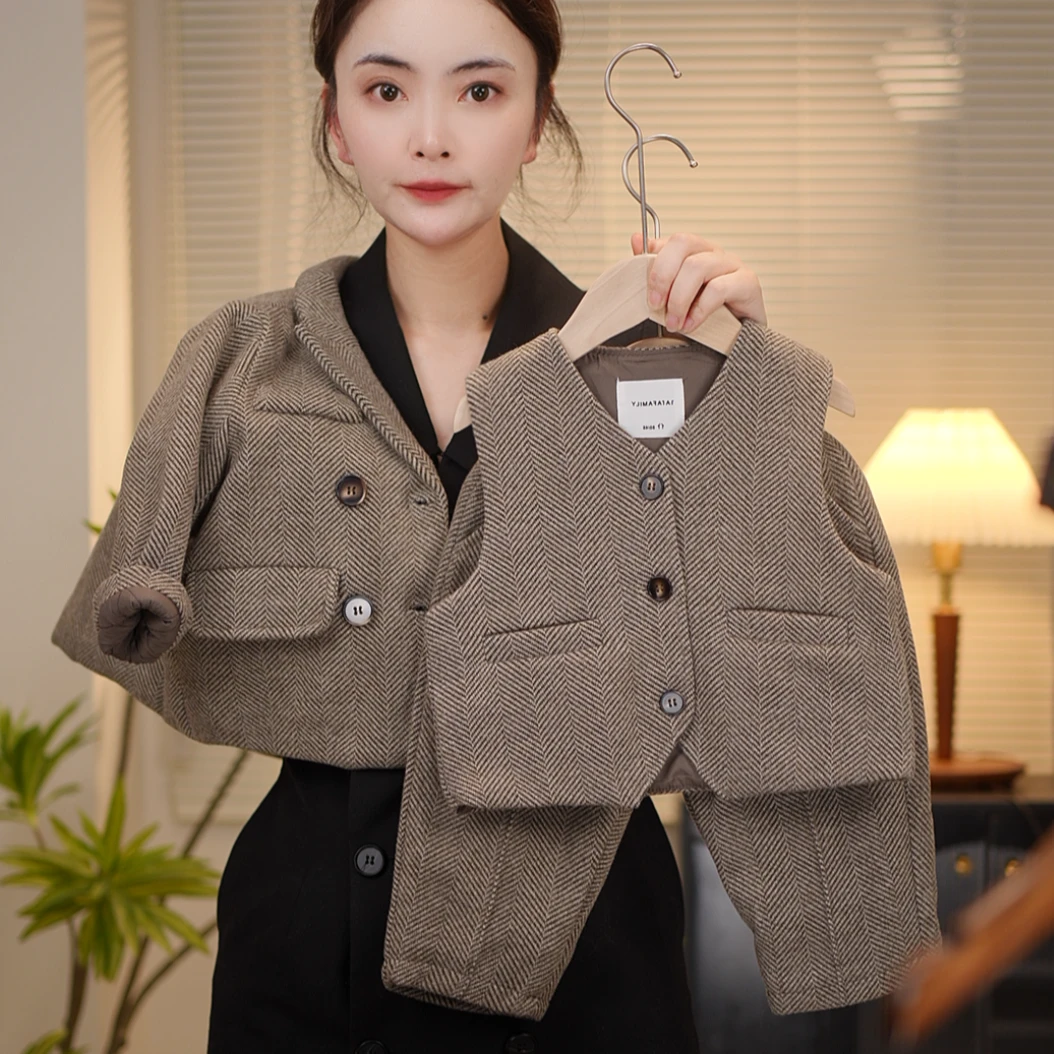 冬季男童女童休闲复古时尚英伦儿童小西装三件套1277