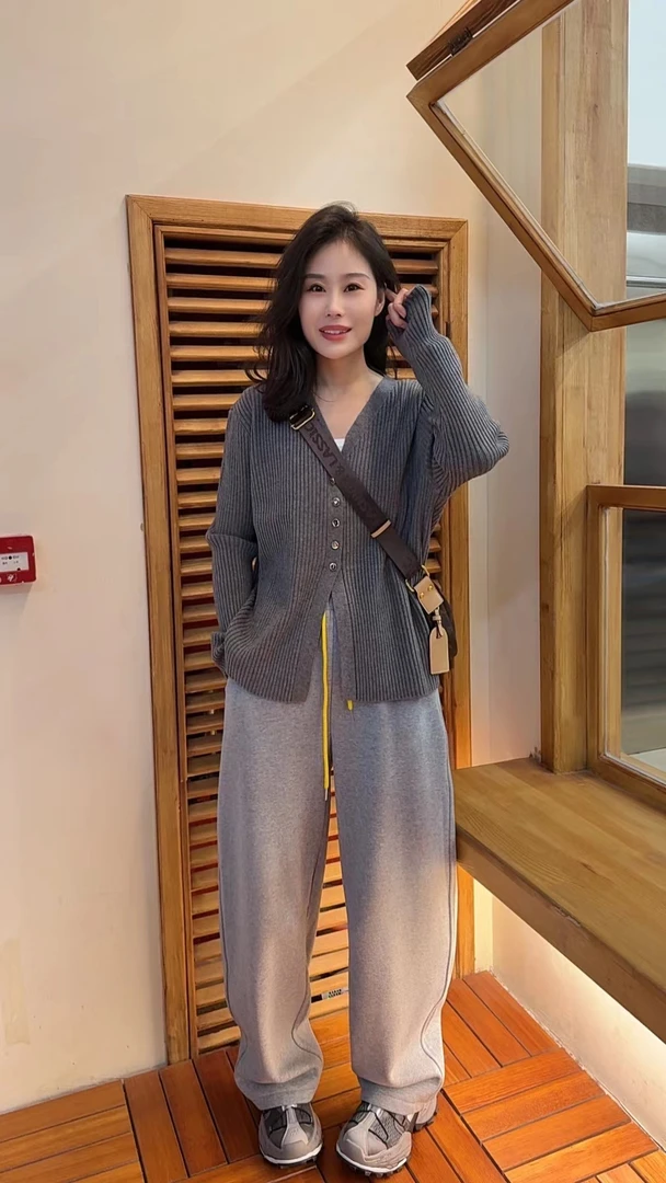 Miss Huo 刺绣标加绒休闲裤 灰色 B 3078