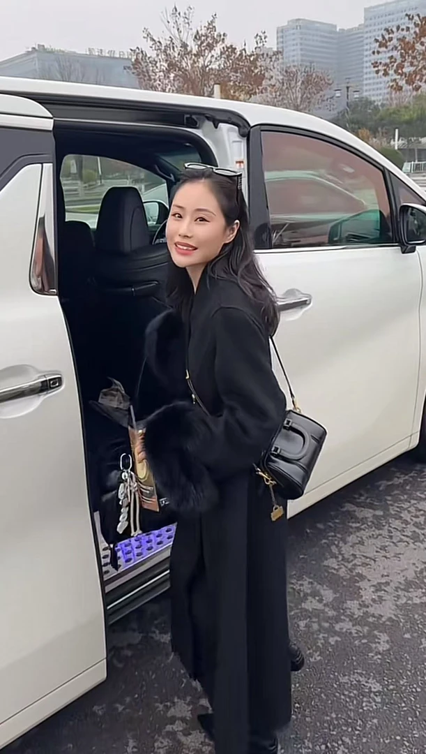 Miss Huo 长款金扣毛袖口大衣 A 黑色   9998