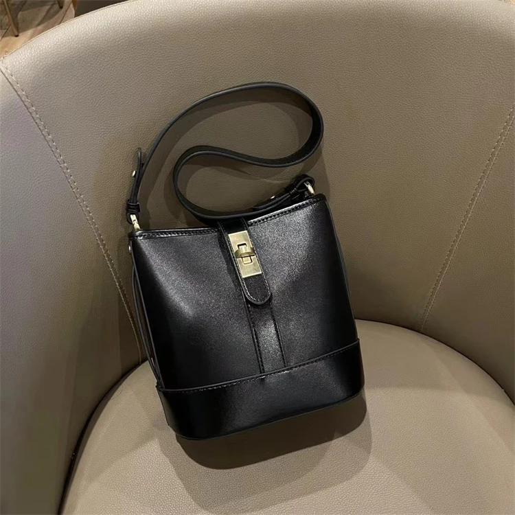 真皮水桶包夏季新品头层牛皮韩版时尚百搭简约锁扣单肩斜挎包女