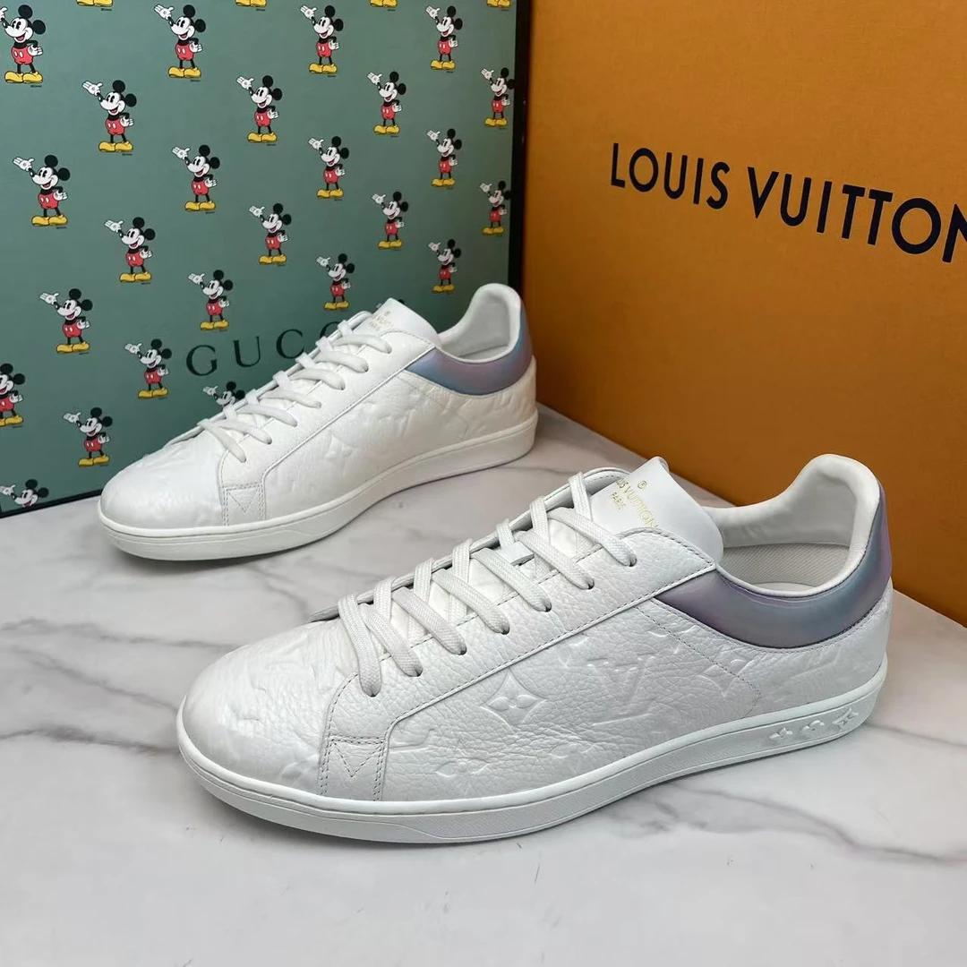 未使用 LouisVuitton/路易威登 白色镭射后跟休闲板鞋 42码