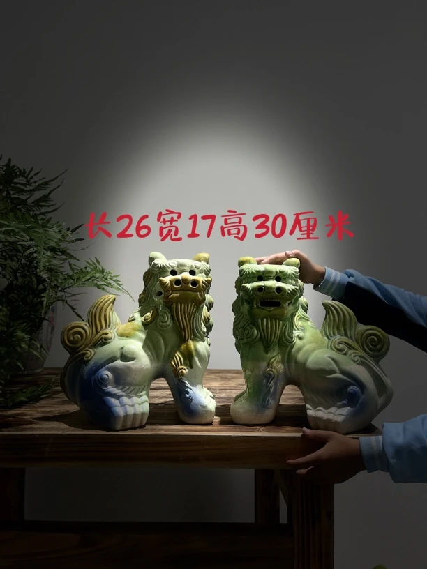 七八十年代柴窑烧制，唐三彩陶瓷狮子一对，大号，表面些许冰裂纹