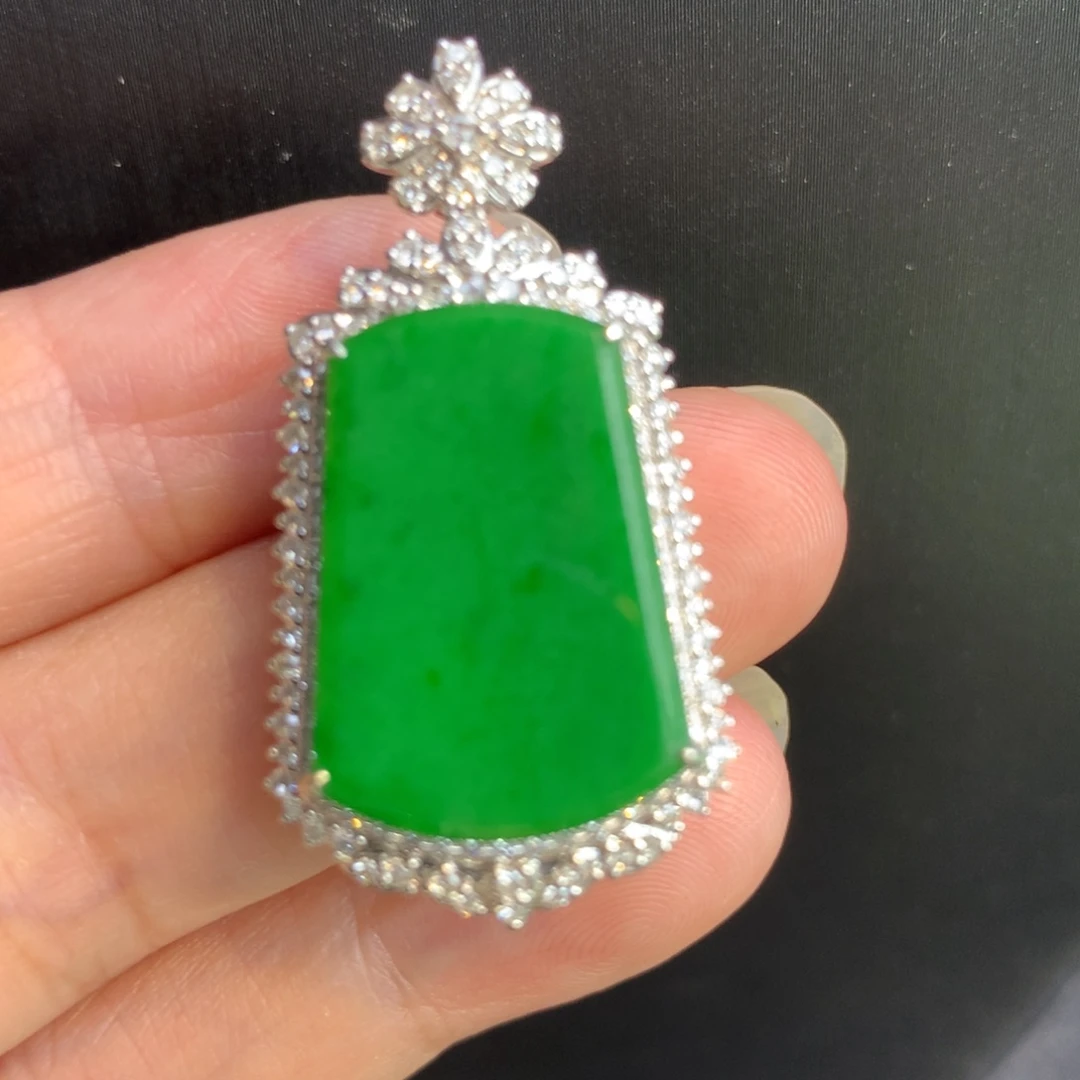 翡翠颈饰18K金镶嵌一****牛翡翠