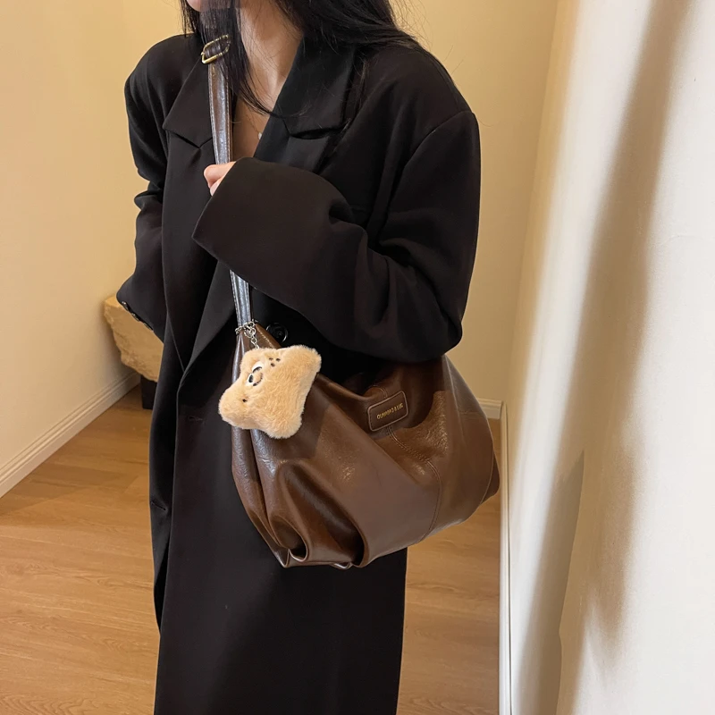 大容量包包女2023新款秋冬季高级感通勤洋气斜挎包复古百搭单肩包