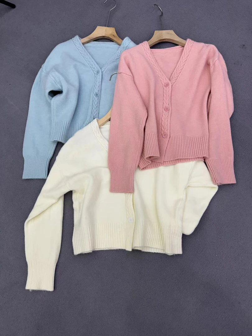 三颗扣针织V领开衫秋季长袖百搭