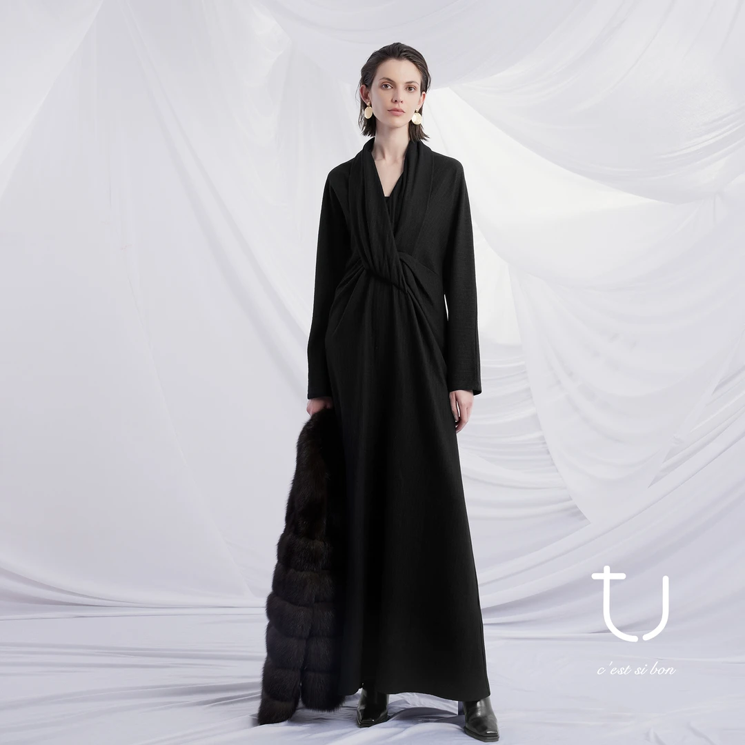 TU女装羊毛针织极简显瘦V领连衣裙秋新款扭结收腰a字长裙子