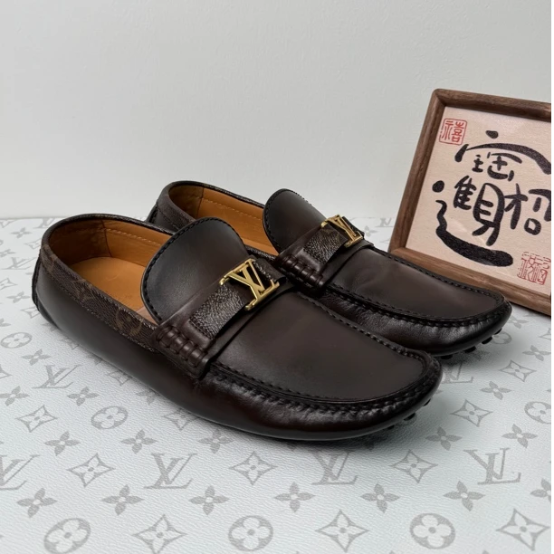 95新 LouisVuitton/路易威登 棕色金标休闲商务豆豆鞋 40.5码