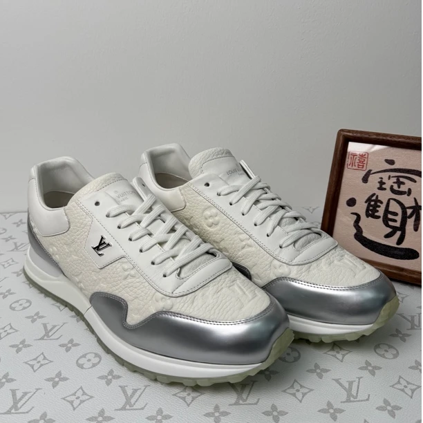 99新 LouisVuitton/路易威登 白色镭射老花满印休闲运动鞋43码