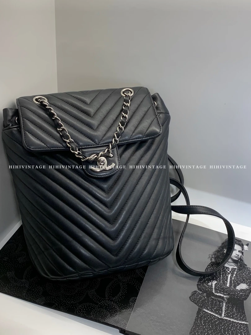 95新  HIHI精选/Chanel 黑银V纹萨尔斯堡双肩包/