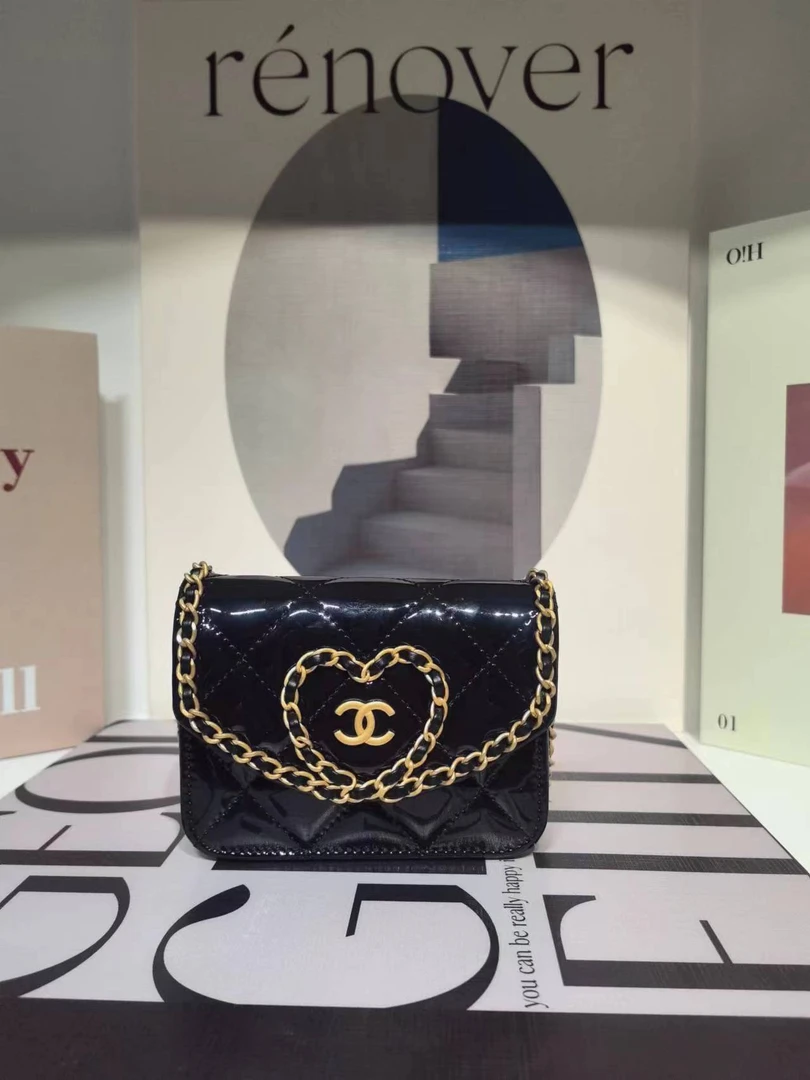 全新未使用 Chanel/香奈儿 /Chanel 黑金漆皮爱心滚边mini链条包