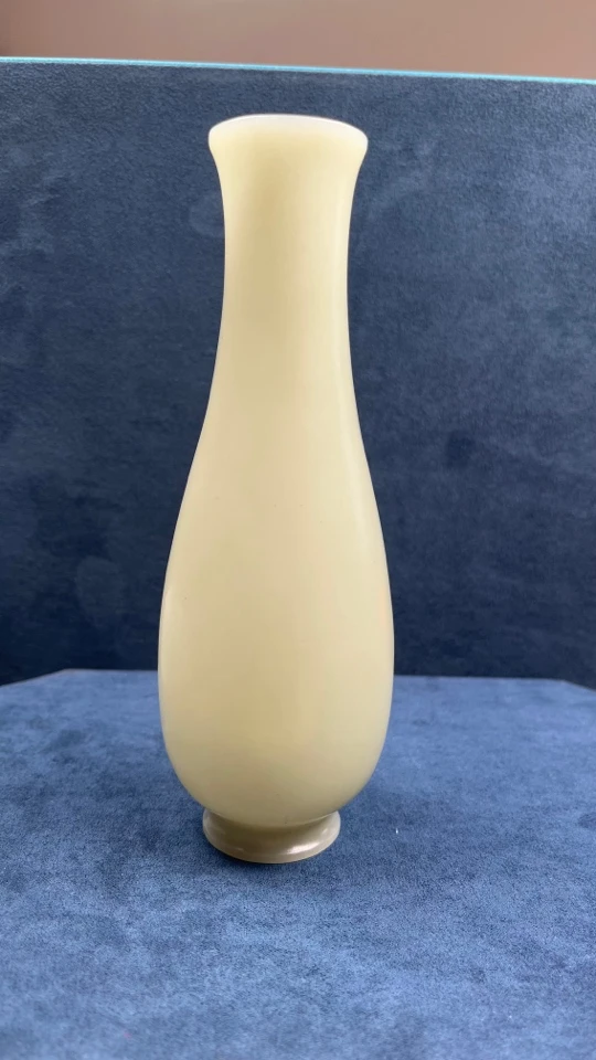 尊贵典雅款正宗新疆料苏工雅致造型和田玉观音净瓶摆件