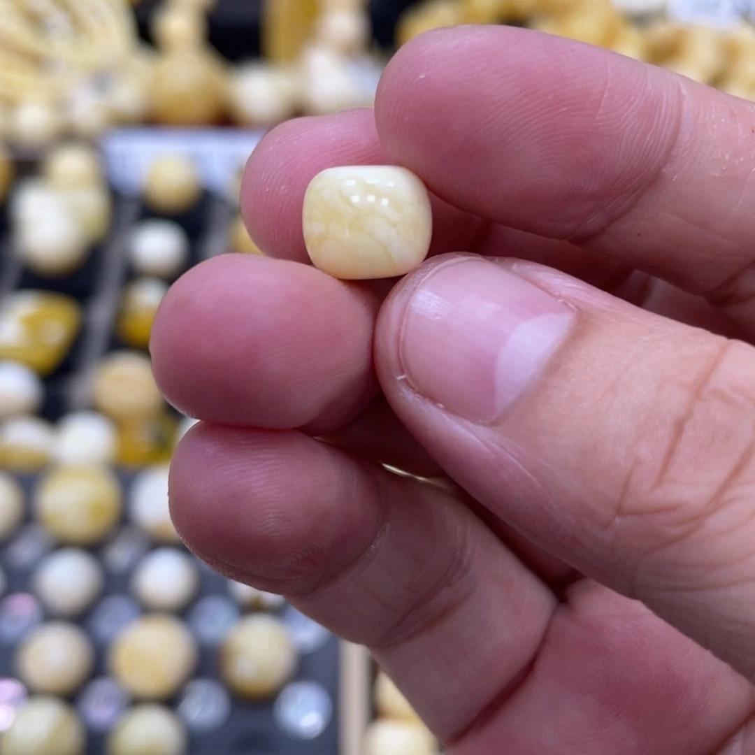 琥珀珠宝奇石未镶嵌10.1*8.6mm微瑕