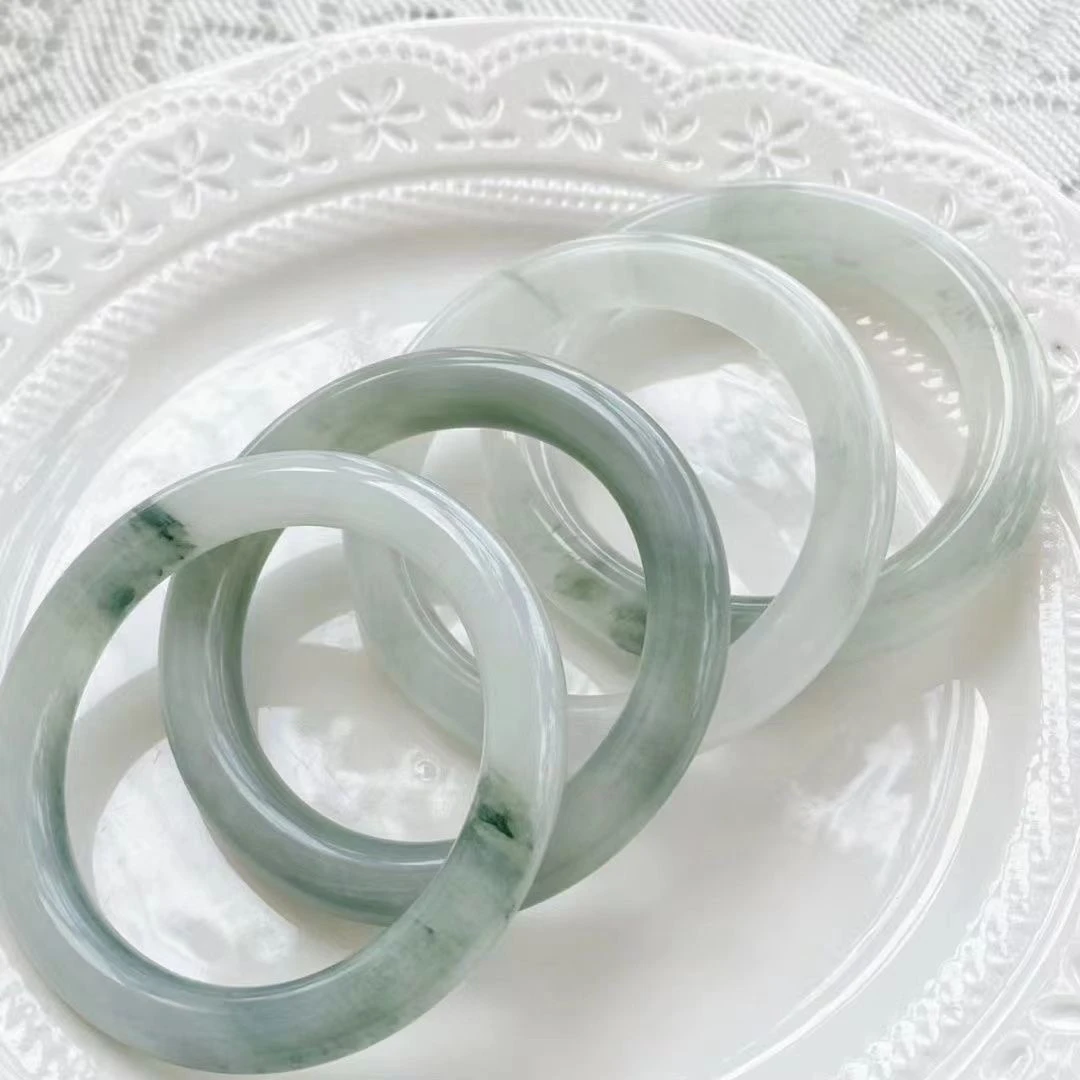 天山翠玉手镯女款翠色飘花玉，拍一发一，多样性发货