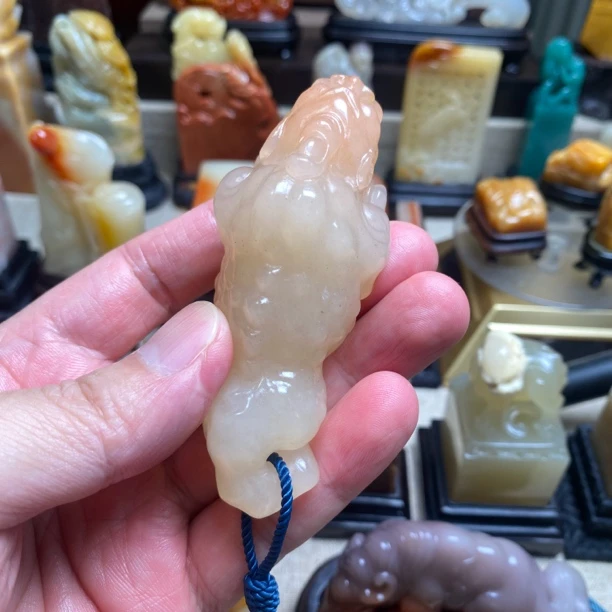 寿山鲎箕石金蟾送宝玩件