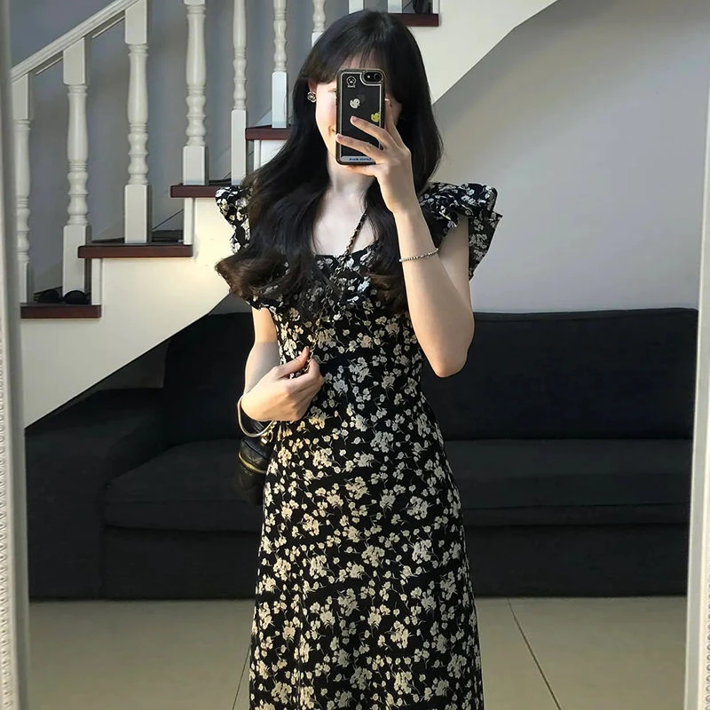 茶歇法式黑色碎花飞袖连衣裙子女2025夏季新款赫本风收腰吊带长裙