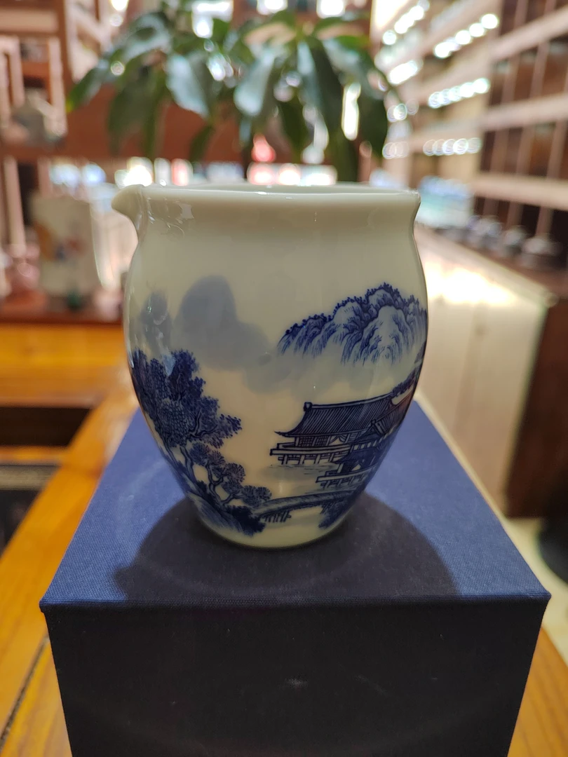 景德镇纯手工绘画青花山水公道杯。
