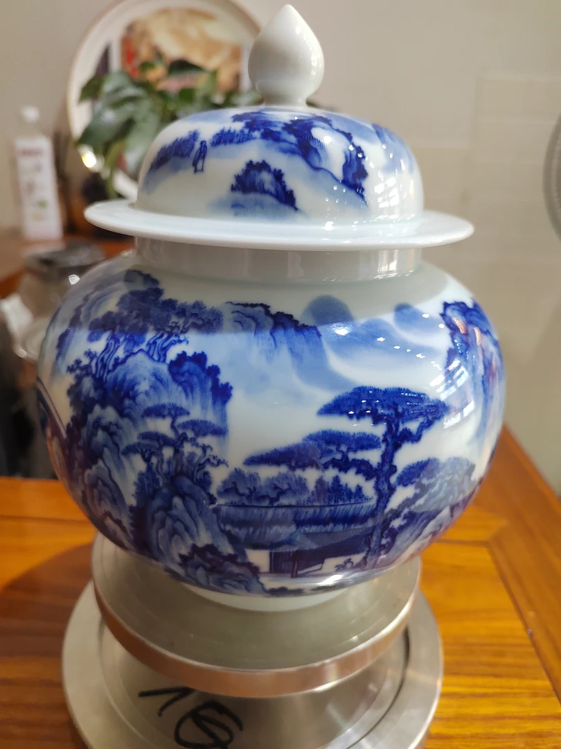 景德镇纯手工绘画青花山水茶叶罐。