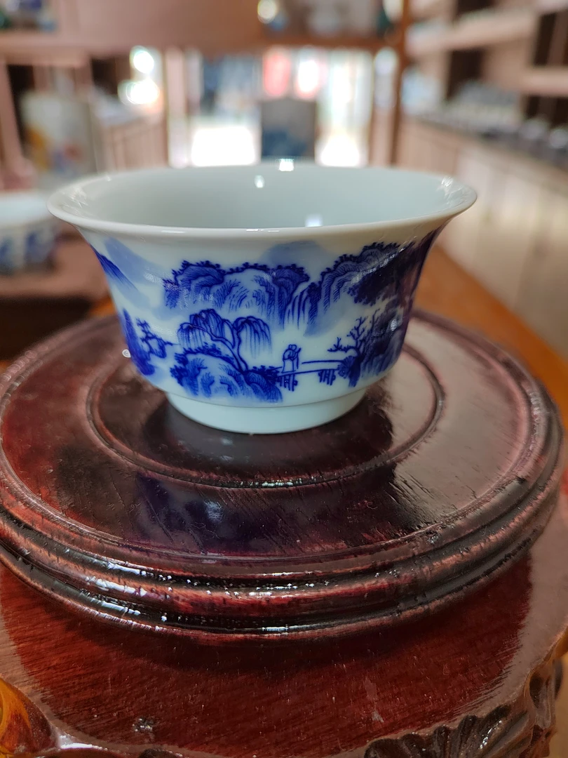 景德镇纯手纯青花山水主人杯。