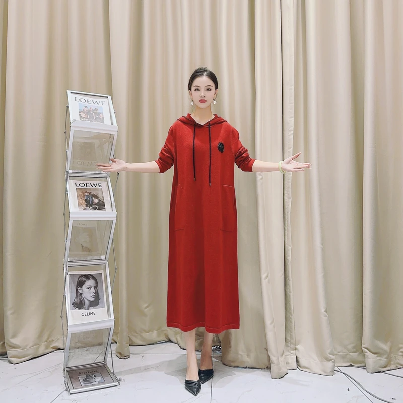 5782朱砂红气质设计师秋冬长款提花轻奢针织带帽连衣裙