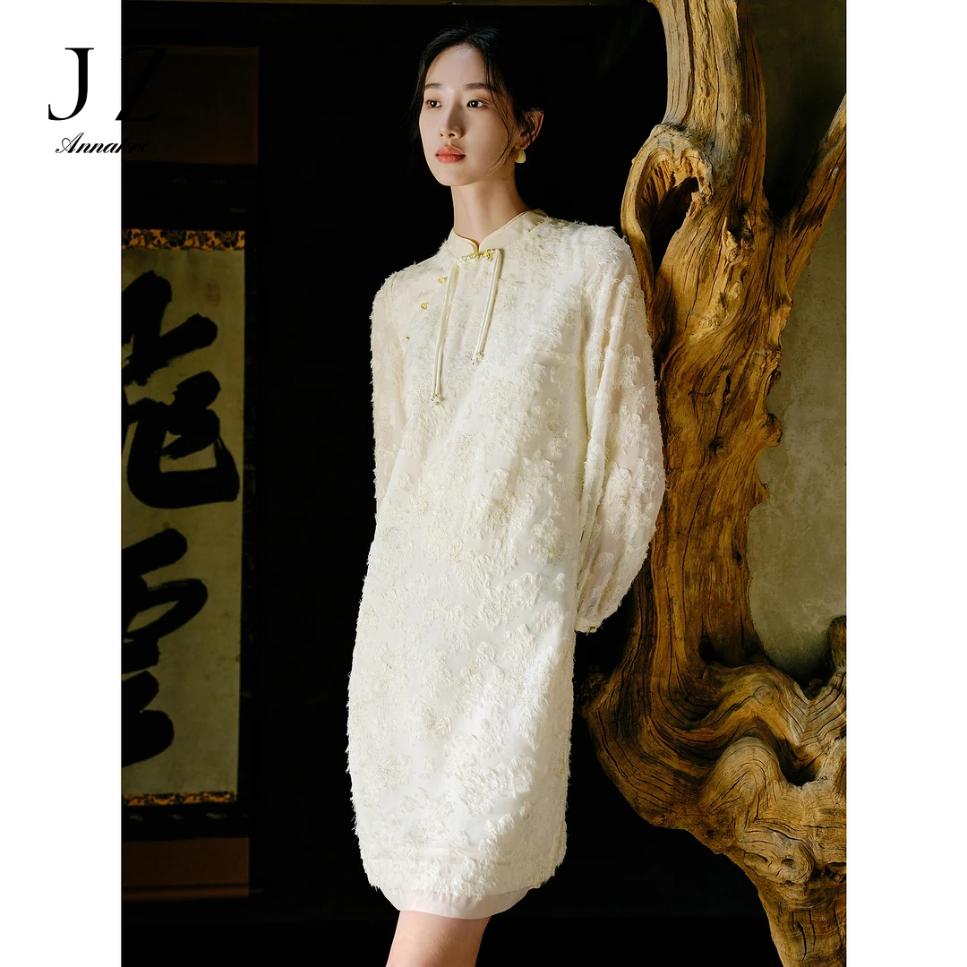 玖姿安娜蔻KWFC50002新中式氛围感烫金珠片拉毛连衣裙女2025春