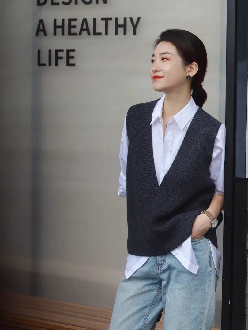 深灰色针织马甲女2025春季新款外搭复古坎肩毛衣背心V领马夹上衣