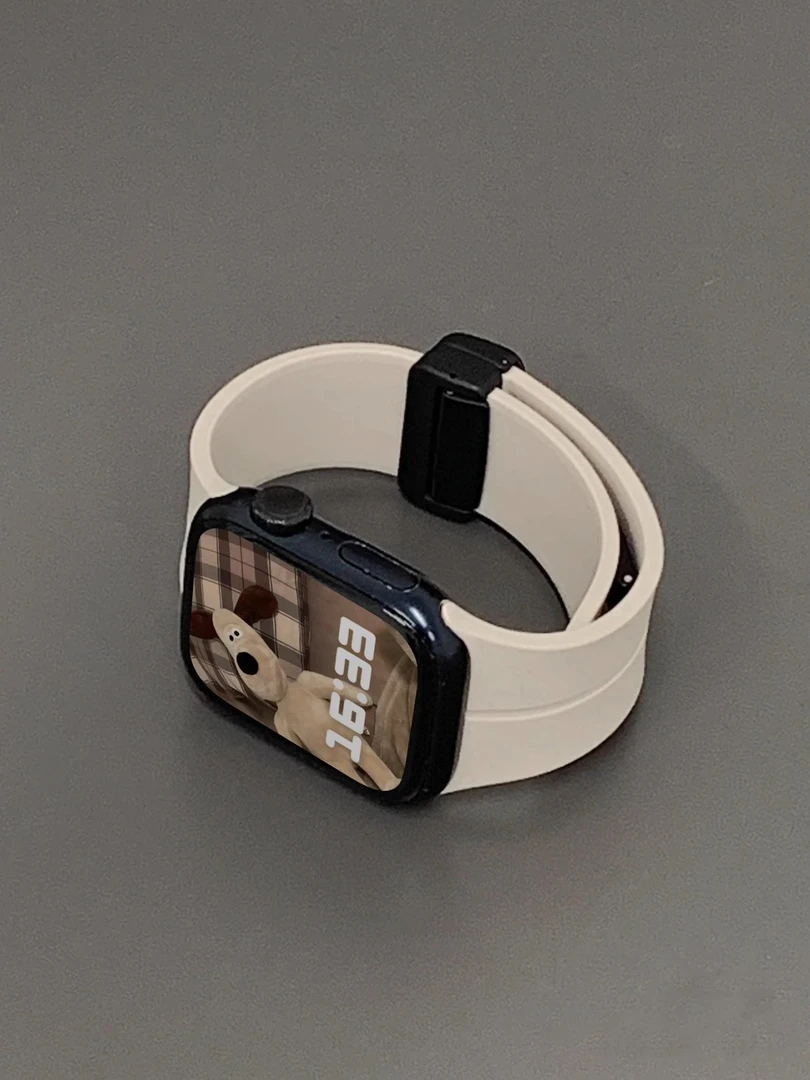适用applewatch8苹果手表s8ultra替换iwatch表带s7硅胶磁吸折叠扣