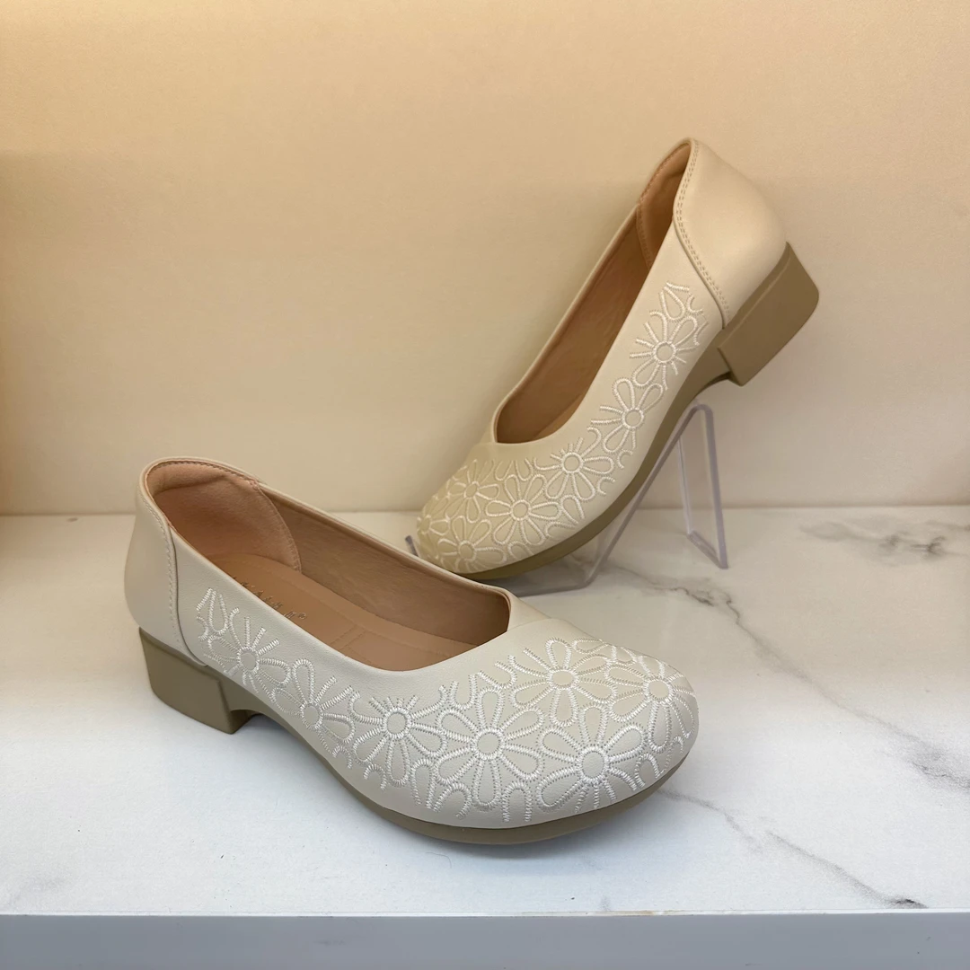 7231秋季新款妈妈鞋中老年百搭复古单鞋软底软面耐磨防滑舒适女鞋