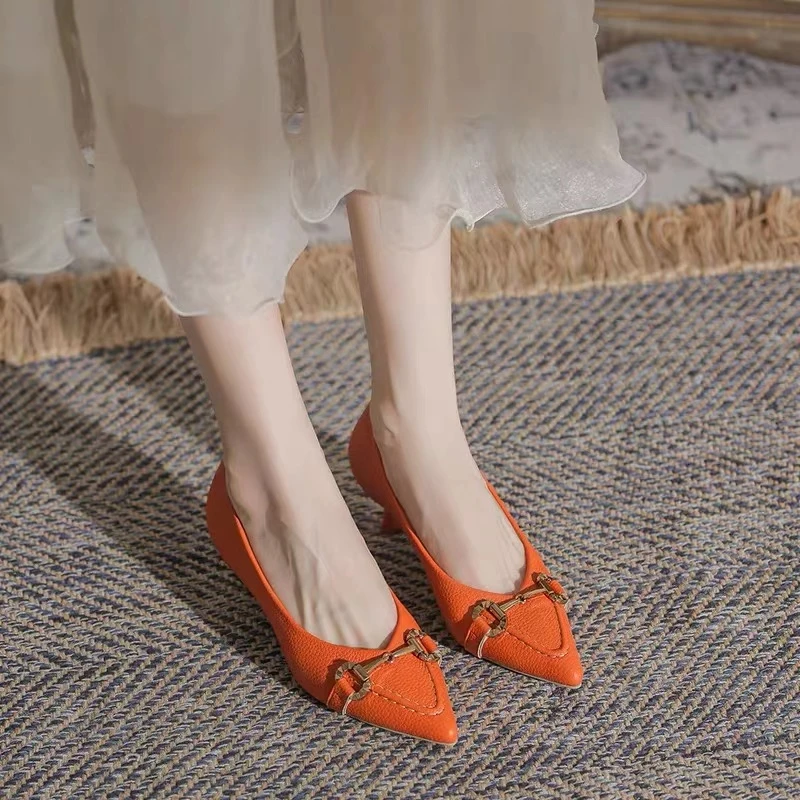 W21新款中跟单鞋女2024新款细跟浅口瓢鞋马衔扣尖头法式单鞋