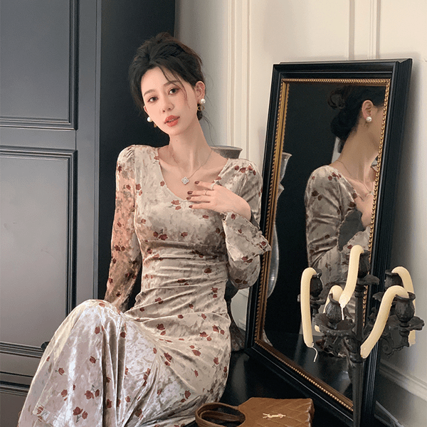 法式复古长裙秋冬季新款气质收腰温柔风长袖丝绒碎花内搭连衣裙女