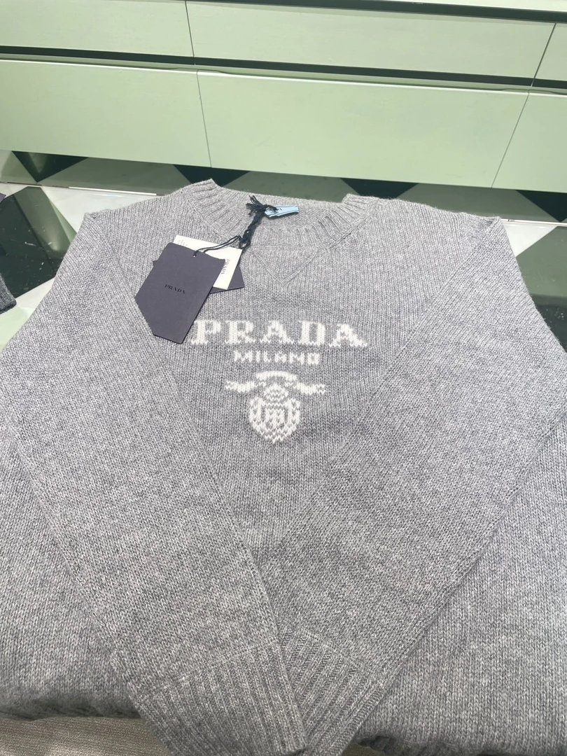全新未使用 Prada/普拉达 长袖瑜伽针织休闲半袖羊绒灰色高领