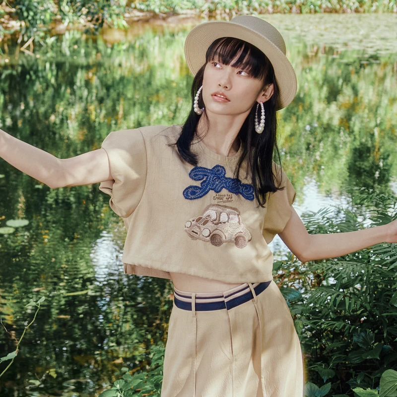 谜底短款上衣女夏季新品复古绣花圆领泡泡袖T恤短袖242MS0595