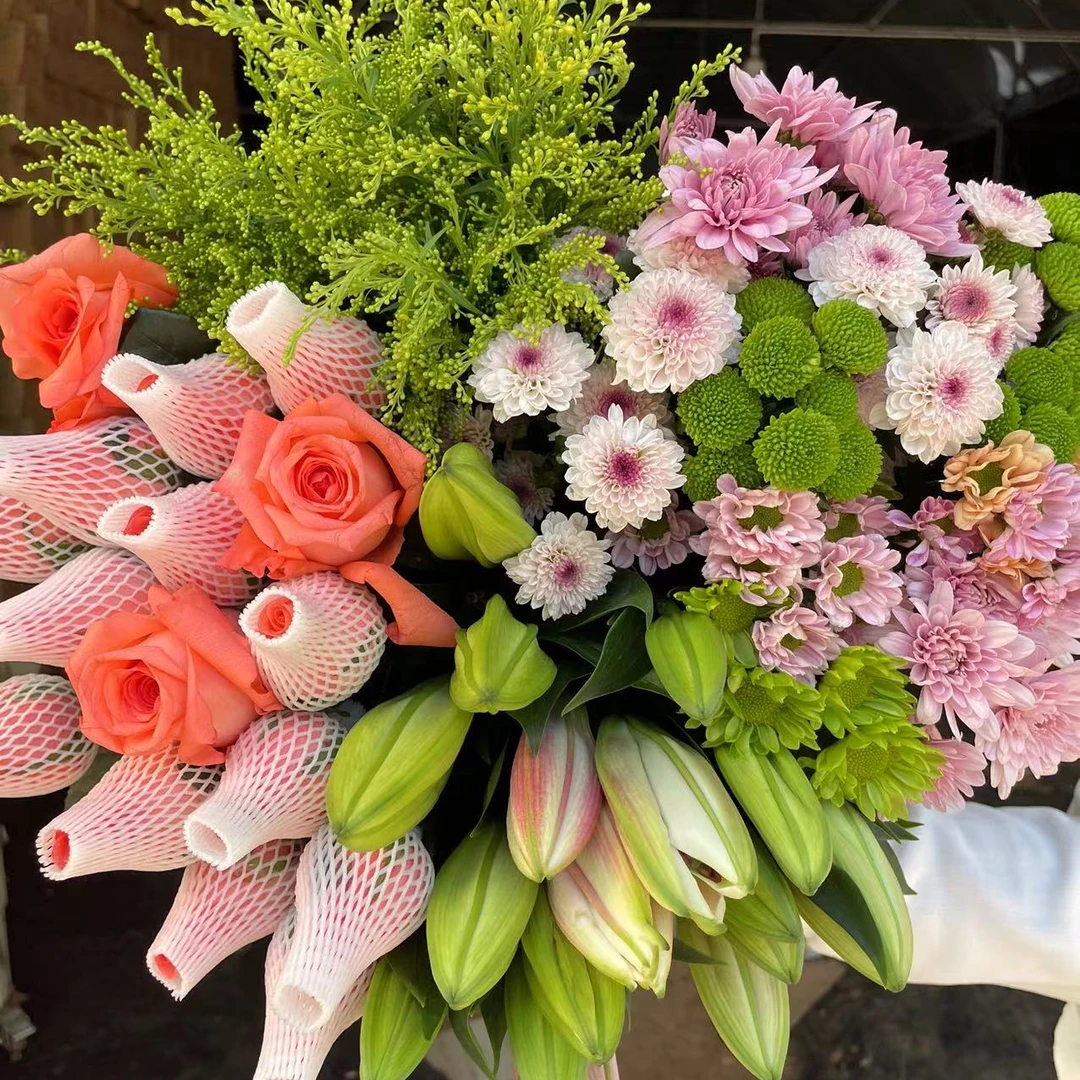 （鲜花混搭）玫瑰6枝+百合5朵+小雏菊3枝+配草新鲜源头基地直发