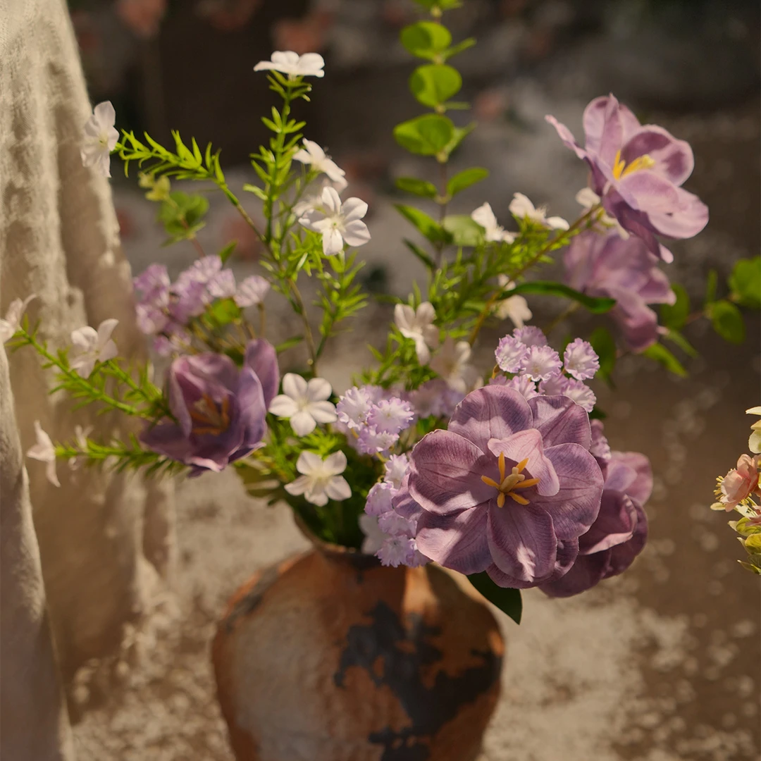 （紫絮）紫色郁金香为主花零星的碎花装点早秋的家居怡然自得仿真