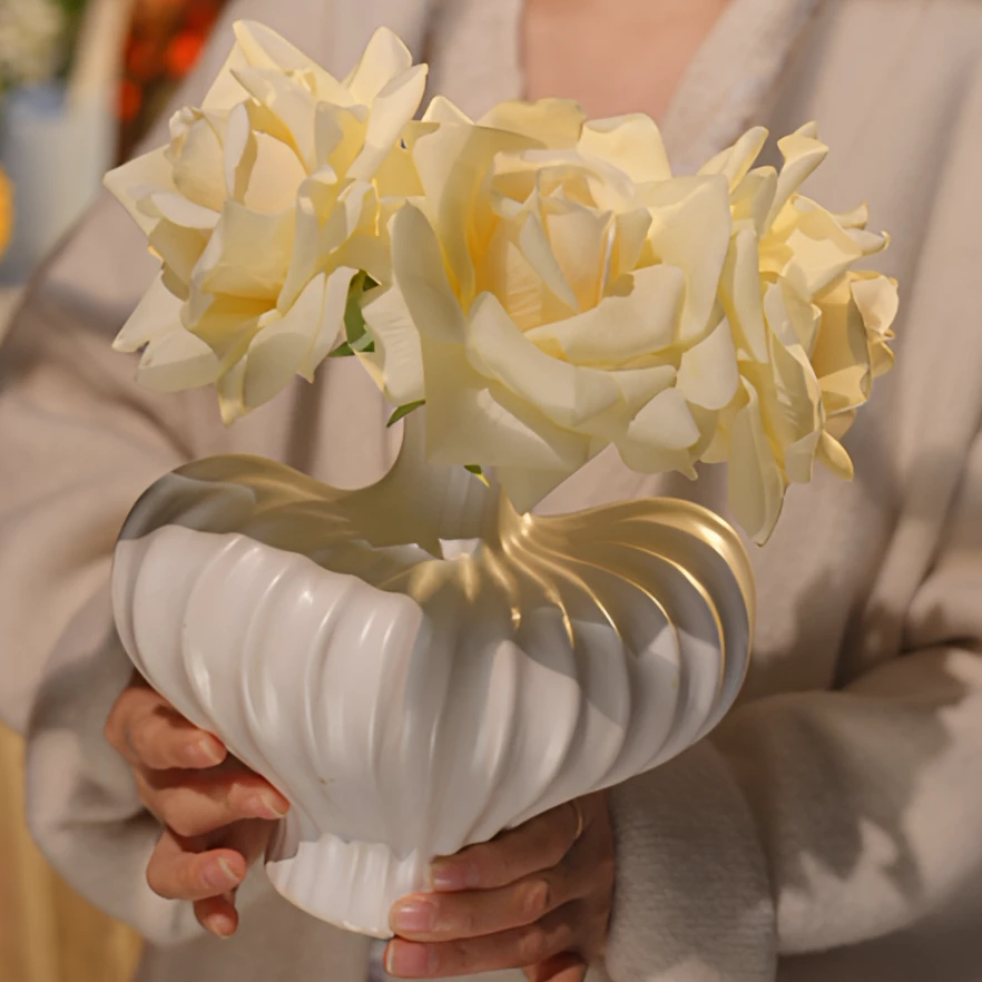 骄傲玫瑰花 仿真花 手感保湿玫瑰花 白色耸肩花瓶 餐桌花仿真花